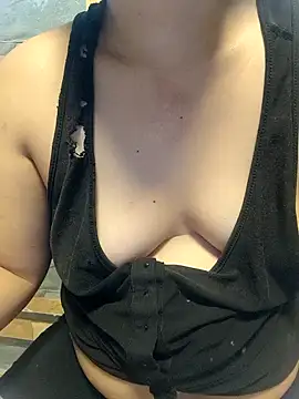 Snapshot of squirtshantal chatting on 11.12.25 squirtshantal online show from 11.12.25