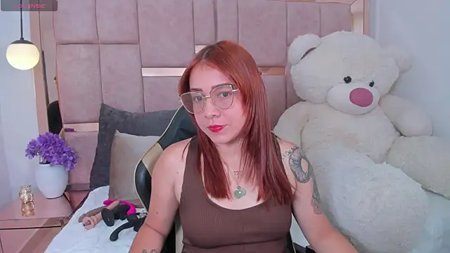 Snapshot of antonella_moon7 chatting on 06.19.26 antonella moon7 online show from 06.19.26