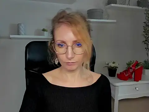 Snapshot of CinderellaMoon chatting on 02.26.26 CinderellaMoon online show from 02.26.26