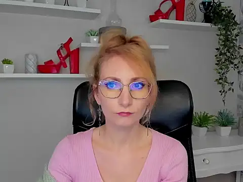 Snapshot of CinderellaMoon chatting on 03.04.26 CinderellaMoon online show from 03.04.26