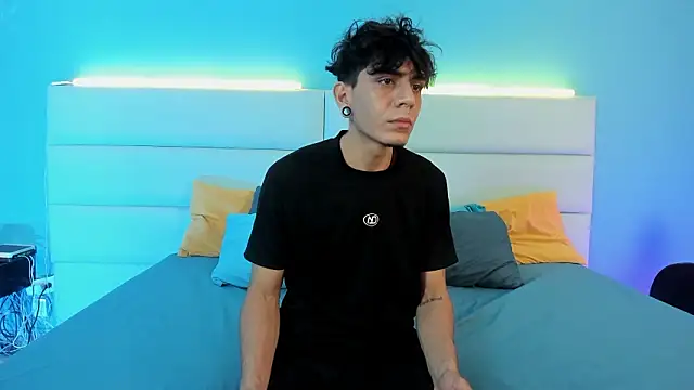 Snapshot of abrilandjulian chatting on 02.28.26 abrilandjulian online show from 02.28.26