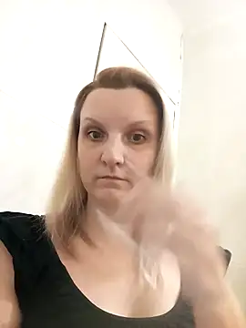 Snapshot of SusanGold9211 chatting on 02.27.26 SusanGold9211 online show from 02.27.26