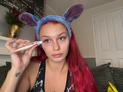 Snapshot of FoxyValentine chatting on 06.17.26 FoxyValentine online show from 06.17.26