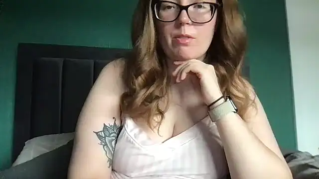 Snapshot of CurvyBx chatting on 05.18.26 CurvyBx online show from 05.18.26