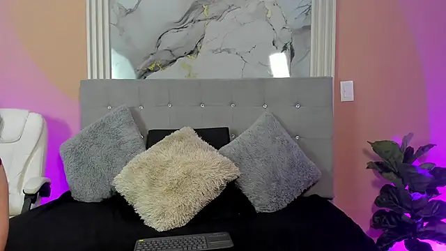 Ivy Heat online show from 04.22.26