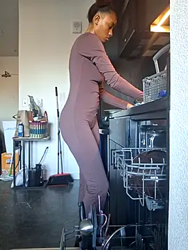 Snapshot of Cinnamonbunn chatting on 02.27.26 Cinnamonbunn online show from 02.27.26