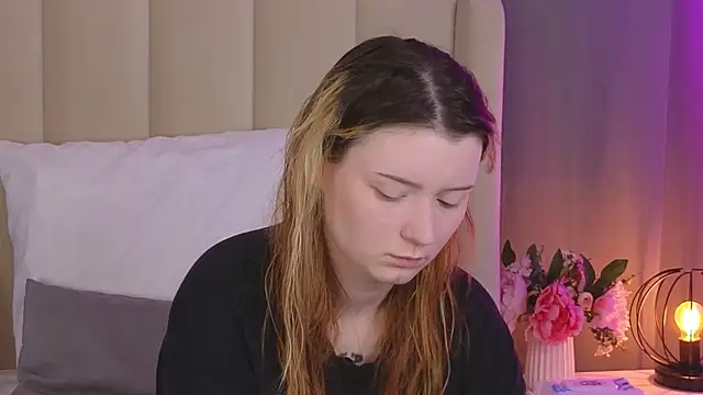 Snapshot of AlyssFrost chatting on 06.17.26 AlyssFrost online show from 06.17.26