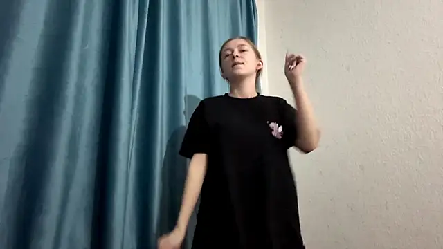 Snapshot of StaticBliss chatting on 03.04.26 StaticBliss online show from 03.04.26