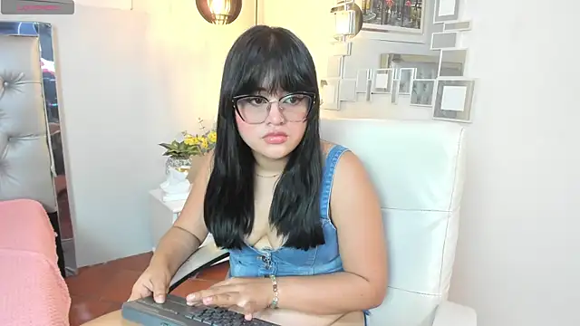 Snapshot of mila_quin chatting on 06.11.26 mila quin online show from 06.11.26