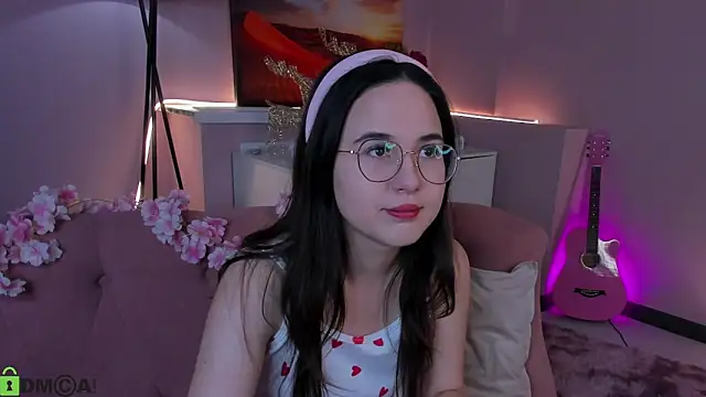 Snapshot of leylamirage chatting on 02.25.26 leylamirage online show from 02.25.26