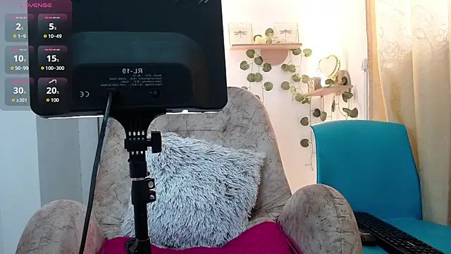 Snapshot of dark_dreams_ chatting on 06.18.26 dark dreams online show from 06.18.26