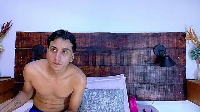 Snapshot of Esmeralda_and_Naim chatting on 02.25.26 Esmeralda and Naim online show from 02.25.26