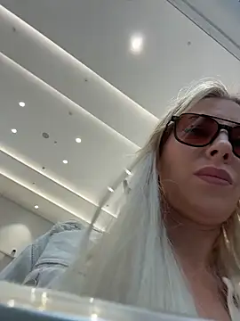 Snapshot of LisaMurr chatting on 05.13.26 LisaMurr online show from 05.13.26