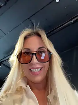 Snapshot of LisaMurr chatting on 05.25.26 LisaMurr online show from 05.25.26