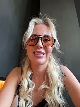 Snapshot of LisaMurr chatting on 06.12.26 LisaMurr online show from 06.12.26