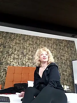 Snapshot of LaireeFelini chatting on 02.28.26 LaireeFelini online show from 02.28.26