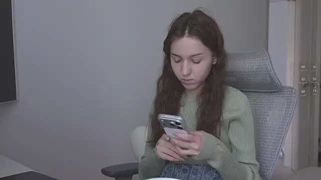Snapshot of monnymoonn chatting on 06.18.26 monnymoonn online show from 06.18.26
