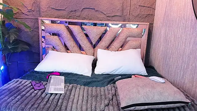 SophyAdams online show from 04.21.26