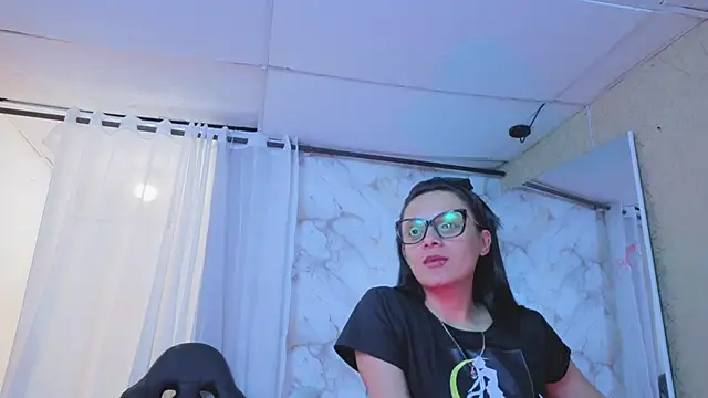 QueenSallyDesire online show from 04.20.26