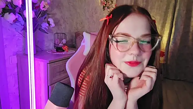 EllaHughess online show from 03.08.26