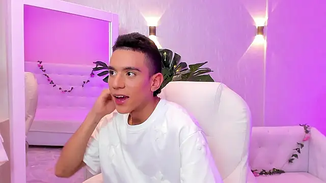 Snapshot of dominicjonnes chatting on 02.25.26 dominicjonnes online show from 02.25.26