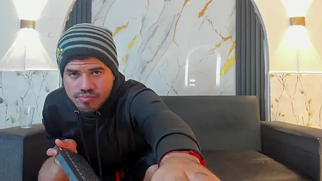 Snapshot of Latins_on_fire chatting on 06.10.26 Latins on fire online show from 06.10.26