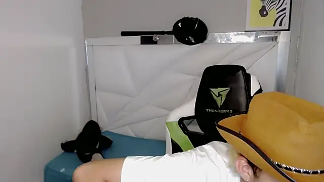 Snapshot of Street_poemm_ chatting on 03.04.26 Street poemm online show from 03.04.26