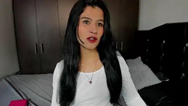Snapshot of LatinaQueen23 chatting on 07.27.26 LatinaQueen23 online show from 07.27.26
