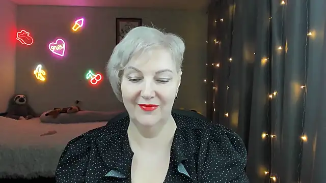 Snapshot of Mary-Leee chatting on 04.28.26 Mary-Leee online show from 04.28.26
