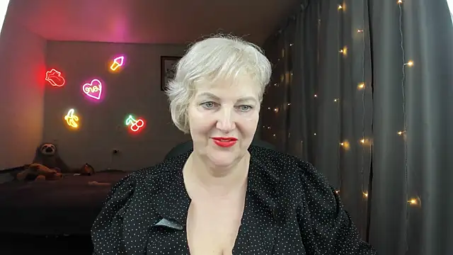 Snapshot of Mary-Leee chatting on 05.28.26 Mary-Leee online show from 05.28.26