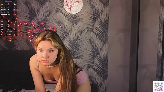 Snapshot of HinaVibe chatting on 05.27.26 HinaVibe online show from 05.27.26