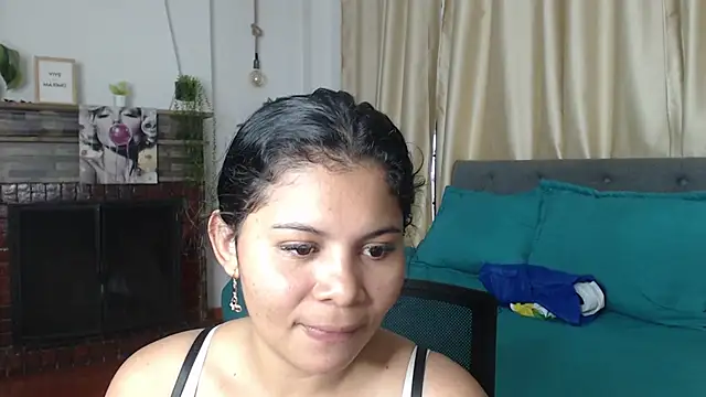Snapshot of Emma_hassani chatting on 05.19.26 Emma hassani online show from 05.19.26