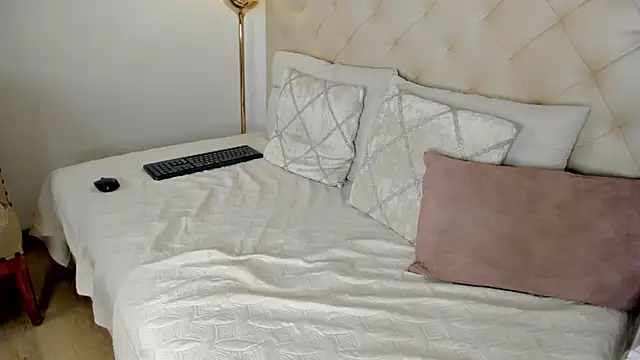 nina joyce online show from 04.18.26