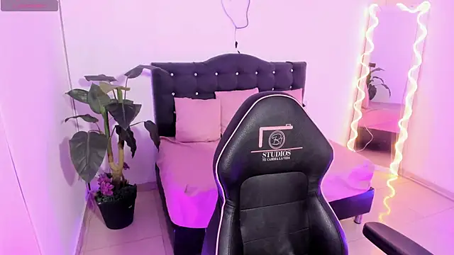 LINDSAY TAY online show from 04.18.26