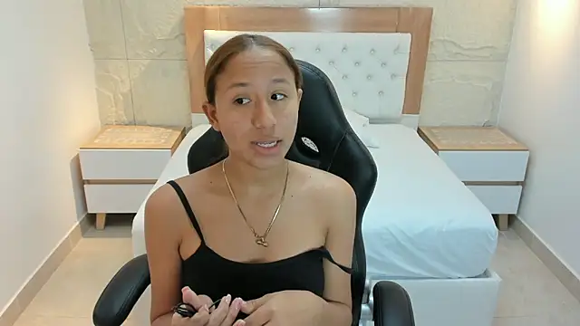 LESLYSIMPSON online show from 04.18.26