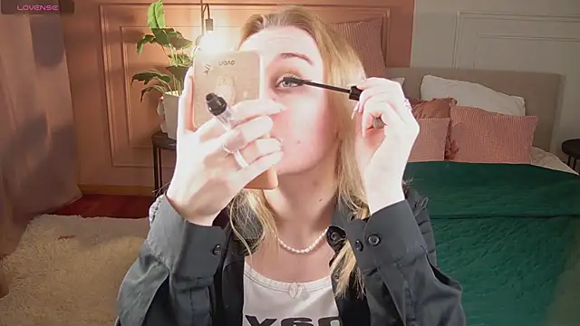 Glow Margo online show from 04.19.26