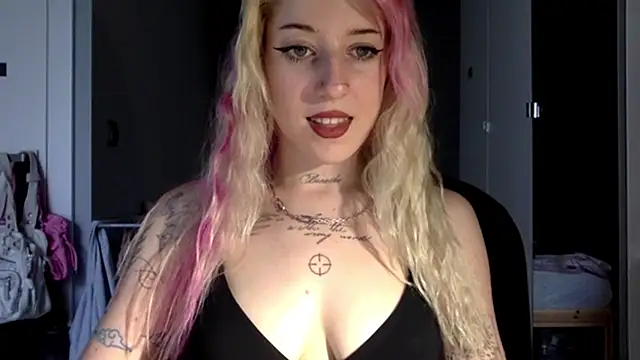 Snapshot of EmmyWet chatting on 07.04.26 EmmyWet online show from 07.04.26