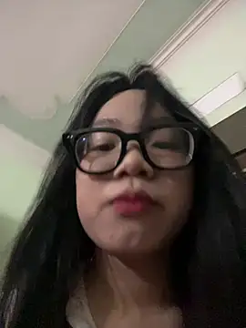 Snapshot of Leeeeiu chatting on 05.27.26 Leeeeiu online show from 05.27.26