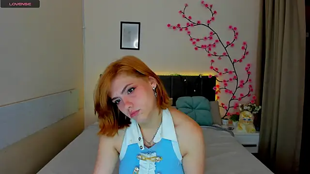 Snapshot of DellaRows chatting on 06.24.26 DellaRows online show from 06.24.26