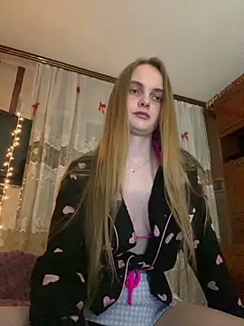 Snapshot of LunaVey chatting on 06.17.26 LunaVey online show from 06.17.26