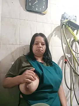 Snapshot of roxana_e43 chatting on 06.12.26 roxana e43 online show from 06.12.26