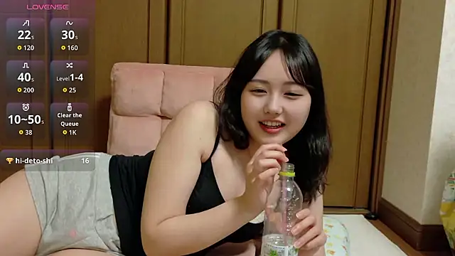 Snapshot of ri_r chatting on 05.20.26 ri r online show from 05.20.26