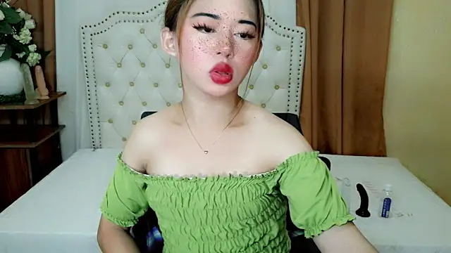 Snapshot of Seductive_sophie chatting on 05.27.26 Seductive sophie online show from 05.27.26
