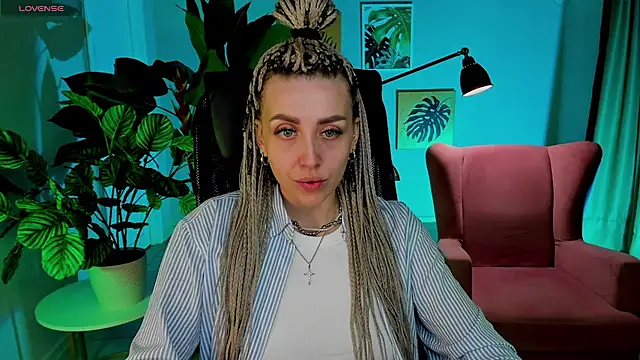 Snapshot of MonicaRiley chatting on 06.19.26 MonicaRiley online show from 06.19.26