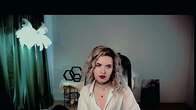 Snapshot of AliceSmite chatting on 06.10.26 AliceSmite online show from 06.10.26