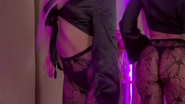 JuliaHotty  online show from 04.17.26