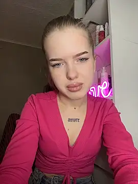 Snapshot of KayShaw chatting on 03.04.26 KayShaw online show from 03.04.26