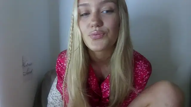 Snapshot of misslaylaV chatting on 05.30.26 misslaylaV online show from 05.30.26