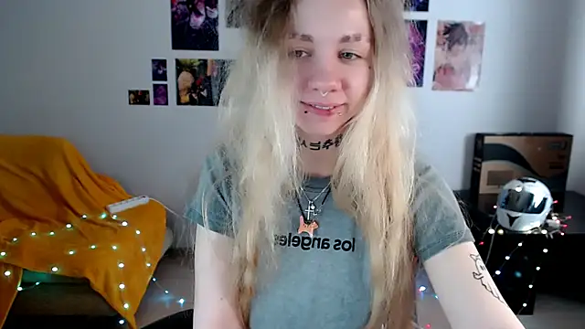 Nica Kawaii online show from 04.10.26