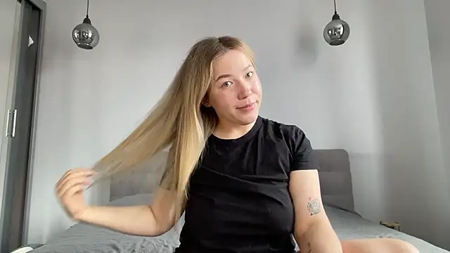 Snapshot of alyrasun chatting on 07.22.26 alyrasun online show from 07.22.26